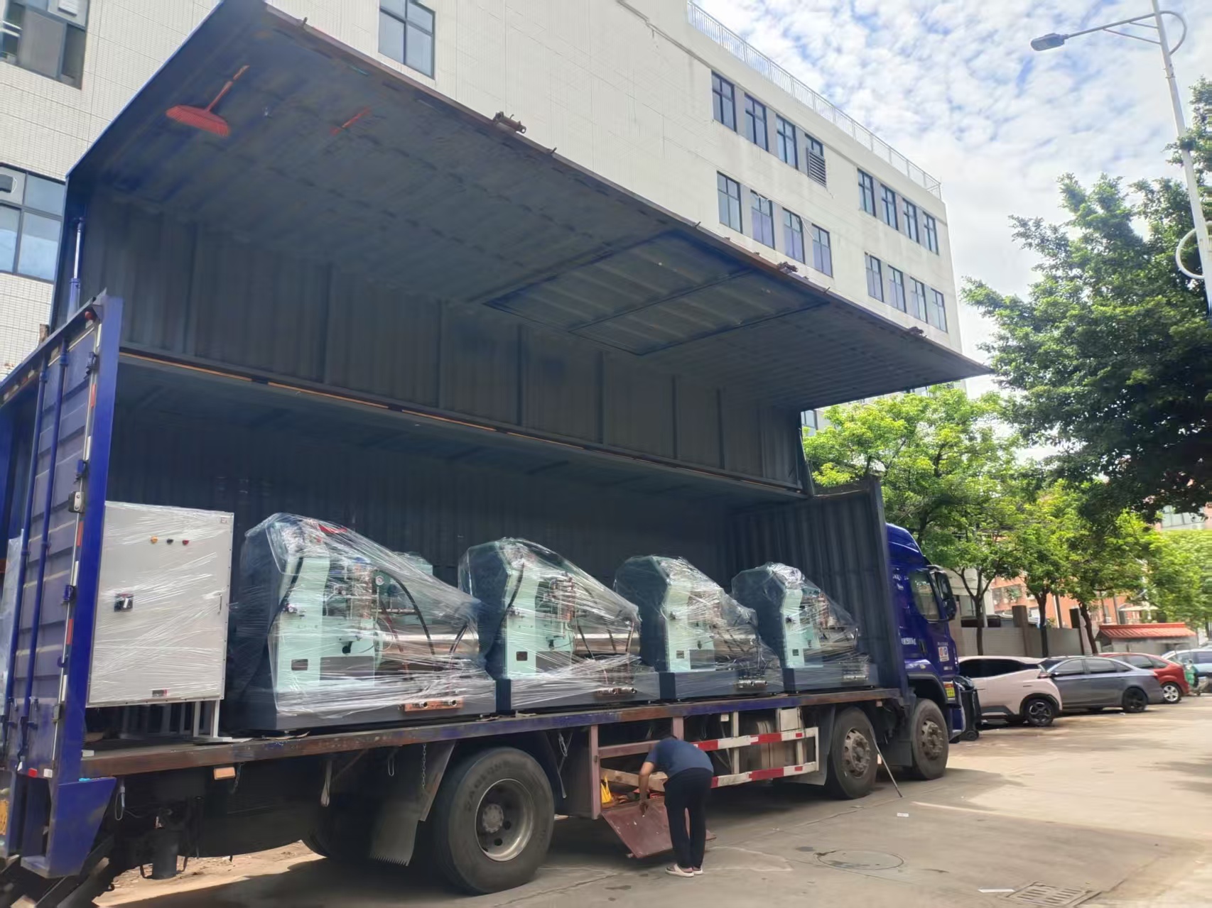 汽车漆客户高效卧式砂磨机出货